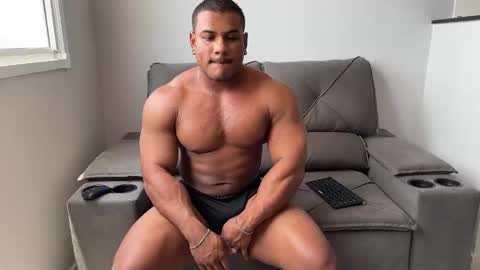 Snapshot of henrimusclee chatting on 02-18-25, 03:32 Henri online show from 02-18-25, 03:32