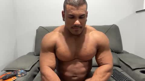 Snapshot of henrimusclee chatting on 03-07-25, 12:15 Henri online show from 03-07-25, 12:15