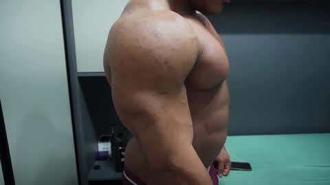 Snapshot of henrimusclee chatting on 09-26-25, 12:47 Henri online show from 09-26-25, 12:47