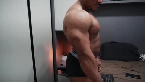 Snapshot of henrimusclee chatting on 10-04-25, 10:08 Henri online show from 10-04-25, 10:08