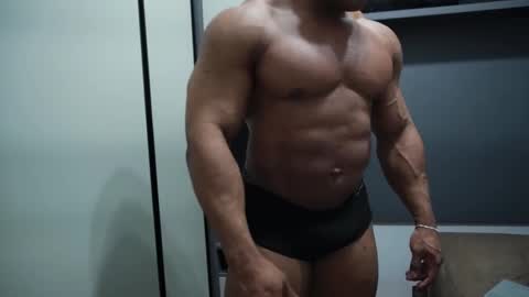 Snapshot of henrimusclee chatting on 11-04-25, 01:16 Henri online show from 11-04-25, 01:16