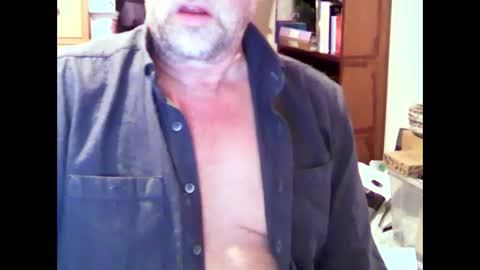 Snapshot of hereford66 chatting on 01-10-25, 03:27 hereford66 online show from 01-10-25, 03:27