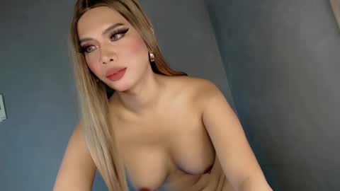 Snapshot of hermosa28 chatting on 02-11-25, 04:01 Queen Ava online show from 02-11-25, 04:01