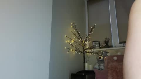 Snapshot of heroine_of_your_life chatting on 02-14-25, 07:49 Maryana online show from 02-14-25, 07:49