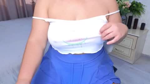 Snapshot of heroine_of_your_life chatting on 10-15-25, 06:13 Maryana online show from 10-15-25, 06:13