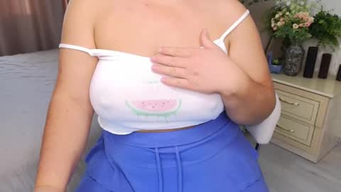 Snapshot of heroine_of_your_life chatting on 10-16-25, 05:41 Maryana online show from 10-16-25, 05:41