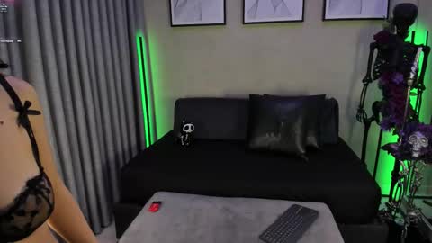 Snapshot of hexavelle chatting on 10-17-25, 08:22 HEXAVELLE online show from 10-17-25, 08:22