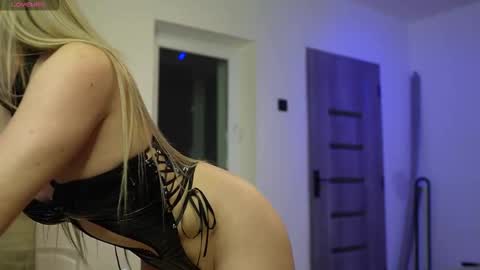 Snapshot of hey_siry chatting on 10-18-25, 03:57 Siry online show from 10-18-25, 03:57