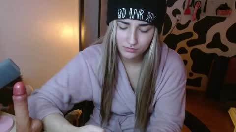 Snapshot of hi_elora chatting on 05-20-26, 01:01 Elora online show from 05-20-26, 01:01