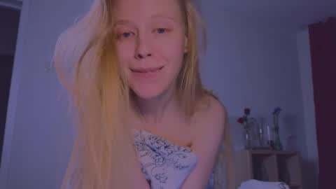 Snapshot of hihi_im_chloe chatting on 03-04-25, 03:00 Chloe online show from 03-04-25, 03:00