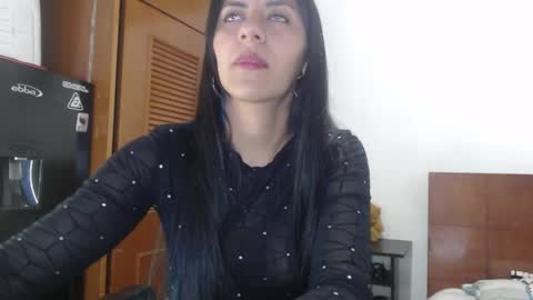 hilaril18 online show from 01-19-25, 12:17