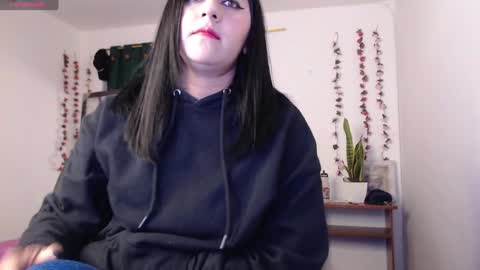 hilaril18 online show from 06-26-26, 08:57