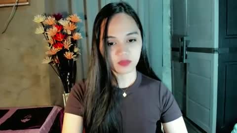 Snapshot of hilarymolly chatting on 02-20-26, 12:18 hilarymolly online show from 02-20-26, 12:18