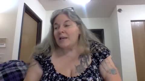 hippysnewhere online show from 04-29-26, 02:04