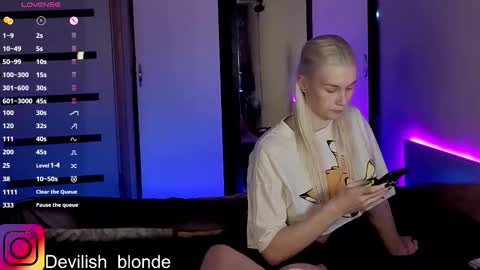 Snapshot of hitchcocianblonde_ chatting on 11-29-25, 05:38 Mary online show from 11-29-25, 05:38