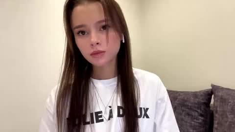 Snapshot of hoaarisa chatting on 11-11-25, 10:15 Sofia online show from 11-11-25, 10:15