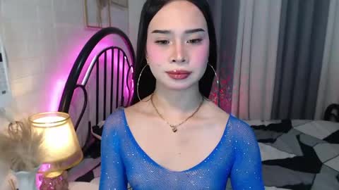 Snapshot of hoelymolly chatting on 05-20-26, 06:36 hoelymolly online show from 05-20-26, 06:36