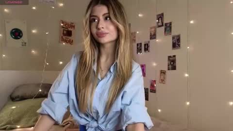 Snapshot of holayoula chatting on 09-18-25, 08:05 Moni Monica online show from 09-18-25, 08:05