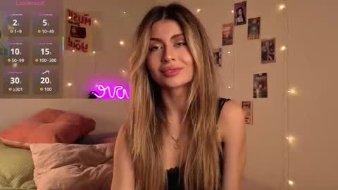 Snapshot of holayoula chatting on 09-21-25, 08:16 Moni Monica online show from 09-21-25, 08:16