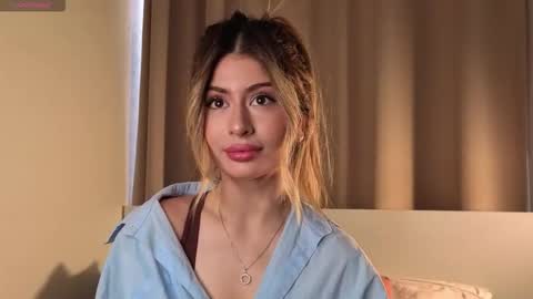 Snapshot of holayoula chatting on 09-25-25, 08:18 Moni Monica online show from 09-25-25, 08:18