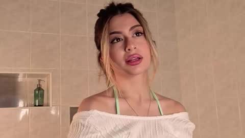 Snapshot of holayoula chatting on 10-04-25, 08:23 Moni Monica online show from 10-04-25, 08:23