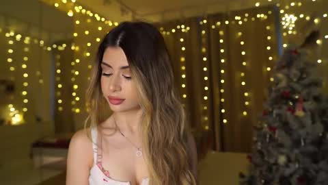 Snapshot of holayoula chatting on 12-17-25, 08:09 Moni Monica online show from 12-17-25, 08:09