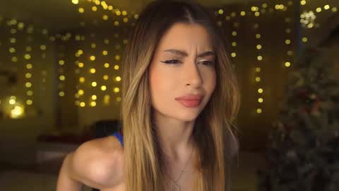 Snapshot of holayoula chatting on 12-19-25, 08:10 Moni Monica online show from 12-19-25, 08:10