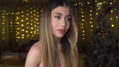 Snapshot of holayoula chatting on 12-20-25, 08:10 Moni Monica online show from 12-20-25, 08:10