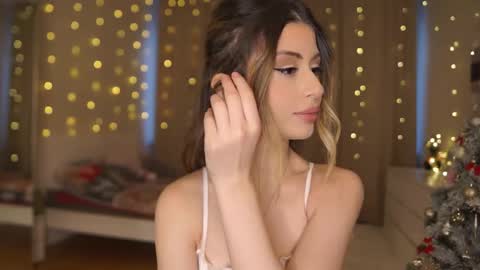 Snapshot of holayoula chatting on 01-08-26, 08:05 Moni Monica online show from 01-08-26, 08:05