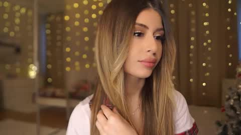 Snapshot of holayoula chatting on 01-09-26, 08:06 Moni Monica online show from 01-09-26, 08:06