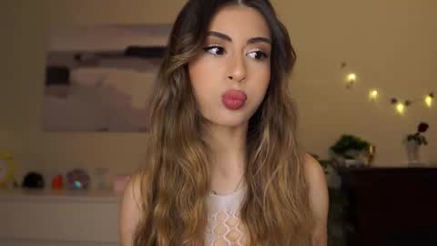 Snapshot of holayoula chatting on 02-17-26, 08:00 Moni Monica online show from 02-17-26, 08:00