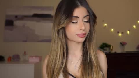 Snapshot of holayoula chatting on 02-19-26, 08:10 Moni Monica online show from 02-19-26, 08:10