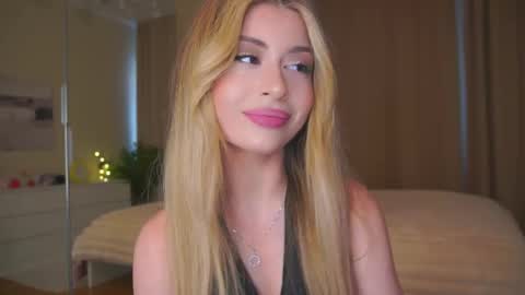 Snapshot of holayoula chatting on 03-25-26, 08:09 Moni Monica online show from 03-25-26, 08:09