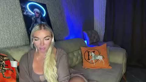 Snapshot of holidaysue chatting on 07-21-26, 06:21 Novelle online show from 07-21-26, 06:21
