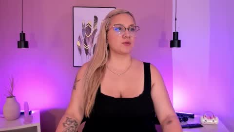 Snapshot of hollie_joliie chatting on 09-20-25, 11:33 Hollie online show from 09-20-25, 11:33