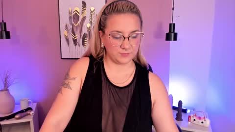 Snapshot of hollie_joliie chatting on 10-07-25, 12:02 Hollie online show from 10-07-25, 12:02