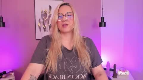 Snapshot of hollie_joliie chatting on 10-17-25, 11:57 Hollie online show from 10-17-25, 11:57
