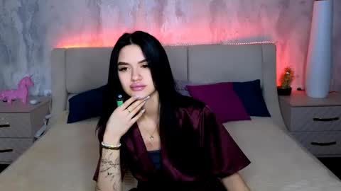 Snapshot of holly_beck chatting on 05-13-26, 12:41 Holly online show from 05-13-26, 12:41