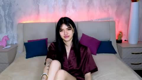 Snapshot of holly_beck chatting on 05-19-26, 01:56 Holly online show from 05-19-26, 01:56