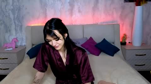 Snapshot of holly_beck chatting on 05-20-26, 12:39 Holly online show from 05-20-26, 12:39