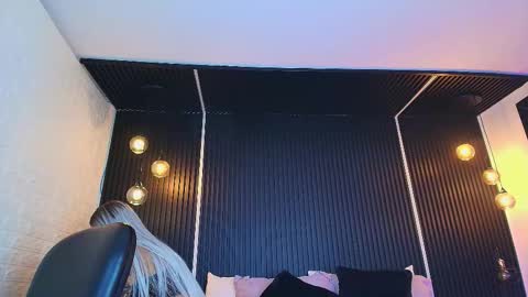 Snapshot of holly_kat chatting on 09-10-25, 12:21 April online show from 09-10-25, 12:21