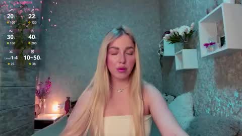 Snapshot of holly_molly8 chatting on 10-25-25, 01:35 holly_molly8 online show from 10-25-25, 01:35