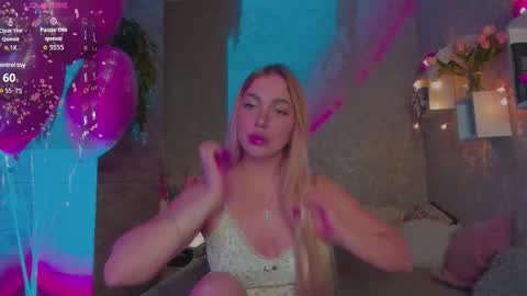 Snapshot of holly_molly8 chatting on 02-18-26, 08:27 holly_molly8 online show from 02-18-26, 08:27