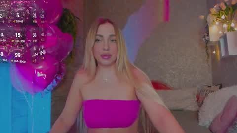 Snapshot of holly_molly8 chatting on 03-26-26, 08:03 holly_molly8 online show from 03-26-26, 08:03