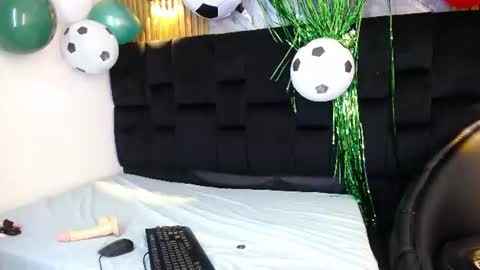 Snapshot of holly_watson_ chatting on 06-20-26, 04:59 Holly Wastson online show from 06-20-26, 04:59