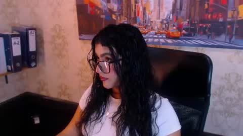 Snapshot of holly_watson_ chatting on 07-16-26, 04:51 Holly Wastson online show from 07-16-26, 04:51