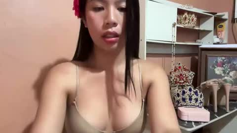 Snapshot of holly_wyn chatting on 10-23-25, 12:10 holly_wyn online show from 10-23-25, 12:10