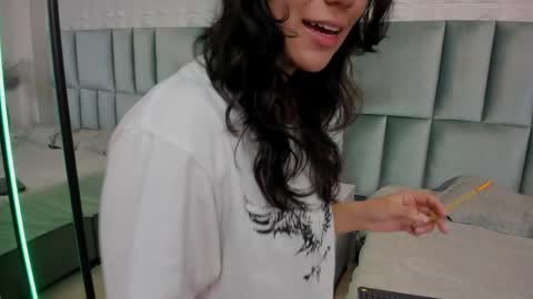 hollypeach_ online show from 04-27-26, 08:07