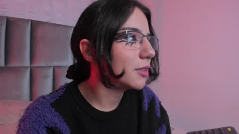 Snapshot of hollypeach_ chatting on 05-05-26, 08:17 hollypeach_ online show from 05-05-26, 08:17
