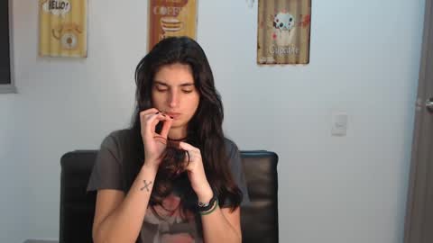 Snapshot of hollyshit_ chatting on 02-20-25, 12:30 hollyshit_ online show from 02-20-25, 12:30